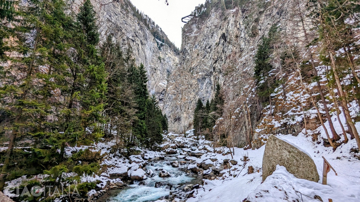 The river gorge. Up to the right, the footbridge is visible. During the winter, access is forbidden.