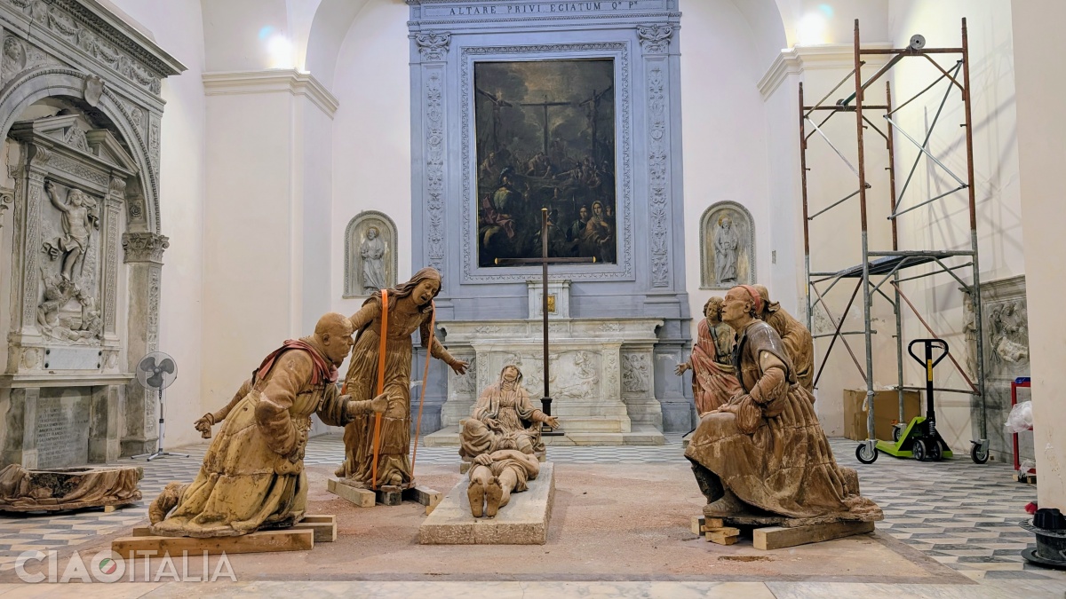 The sculptural group "The Lamentation of Christ" was created at the end of the 15th century by Guido Mazzoni (at the time of our visit, the sculptures were undergoing restoration).