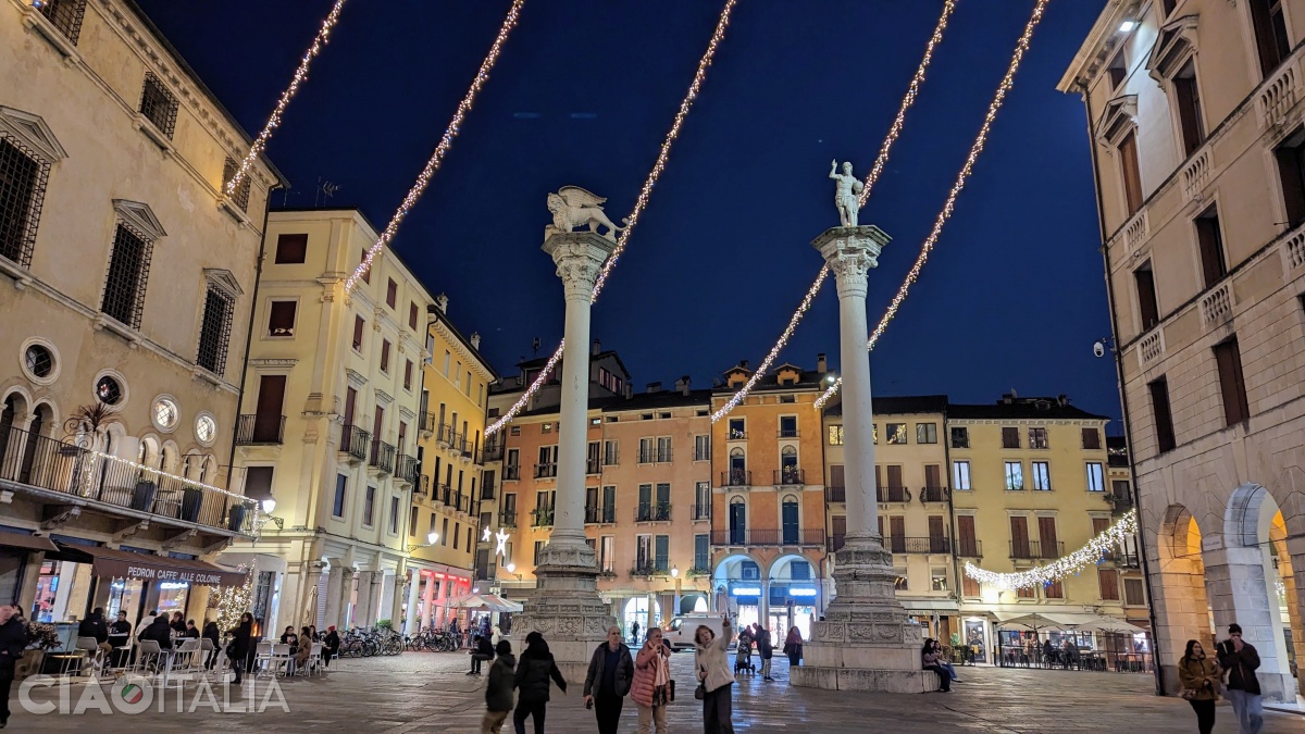 In&nbsp;Piazza&nbsp;dei&nbsp;Signori&nbsp;there&nbsp;are&nbsp;two&nbsp;white&nbsp;marble&nbsp;columns&nbsp;topped&nbsp;with&nbsp;statues.