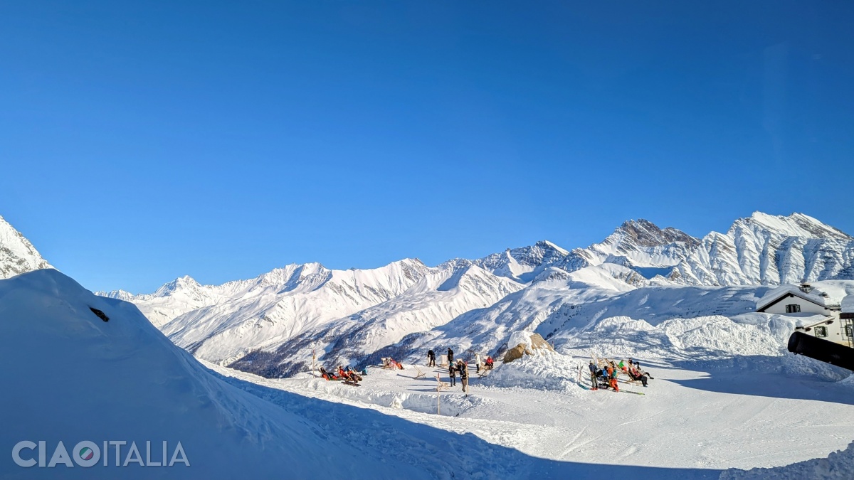 At the intermediate cable car station, you can relax on deck chairs or take a walk in the surroundings.