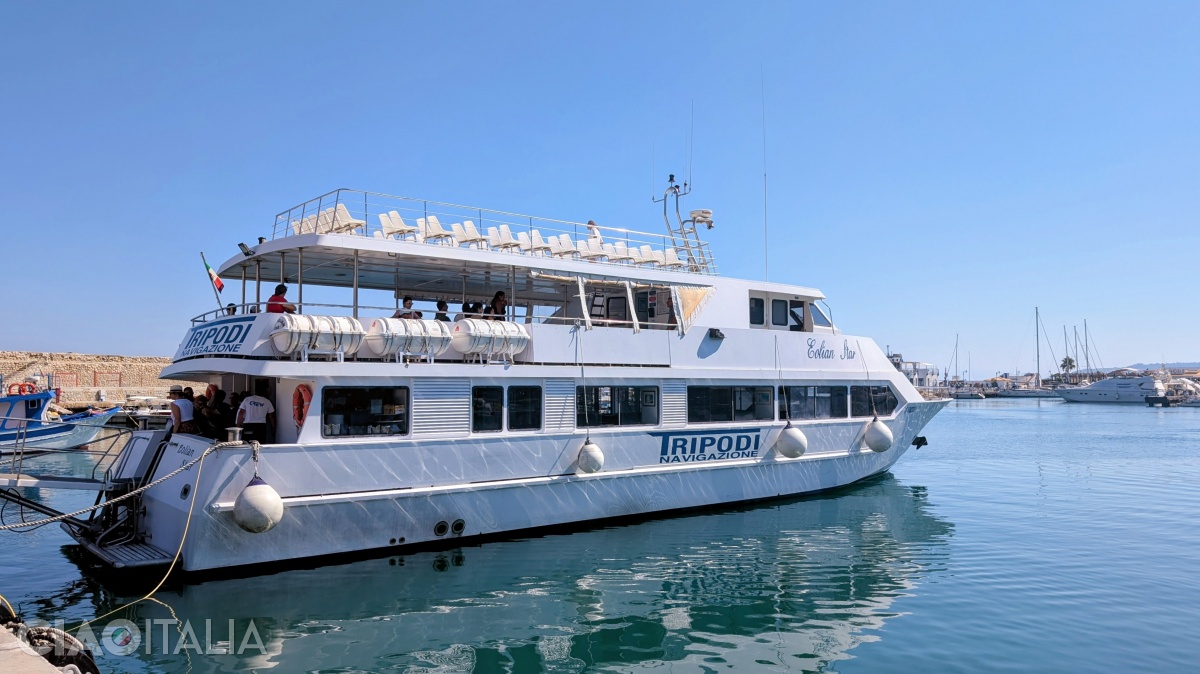 Several boats depart from the port of Tropea to the islands.