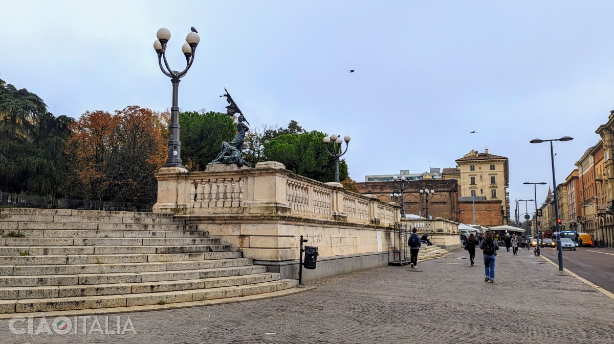 The entrance to Parco della Montagnola from Piazza VIII Agosto