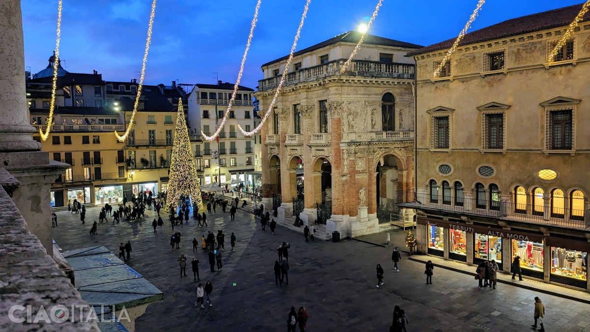 Piazza&nbsp;dei&nbsp;Signori&nbsp;as&nbsp;seen&nbsp;from&nbsp;the&nbsp;Basilica&nbsp;Palladiana