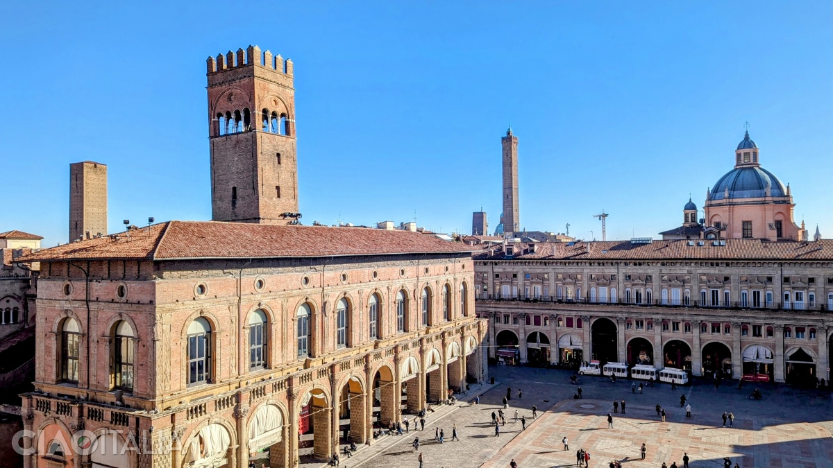 Above the Palazzo del Podestà (on the left) rises the Arengo Tower.
