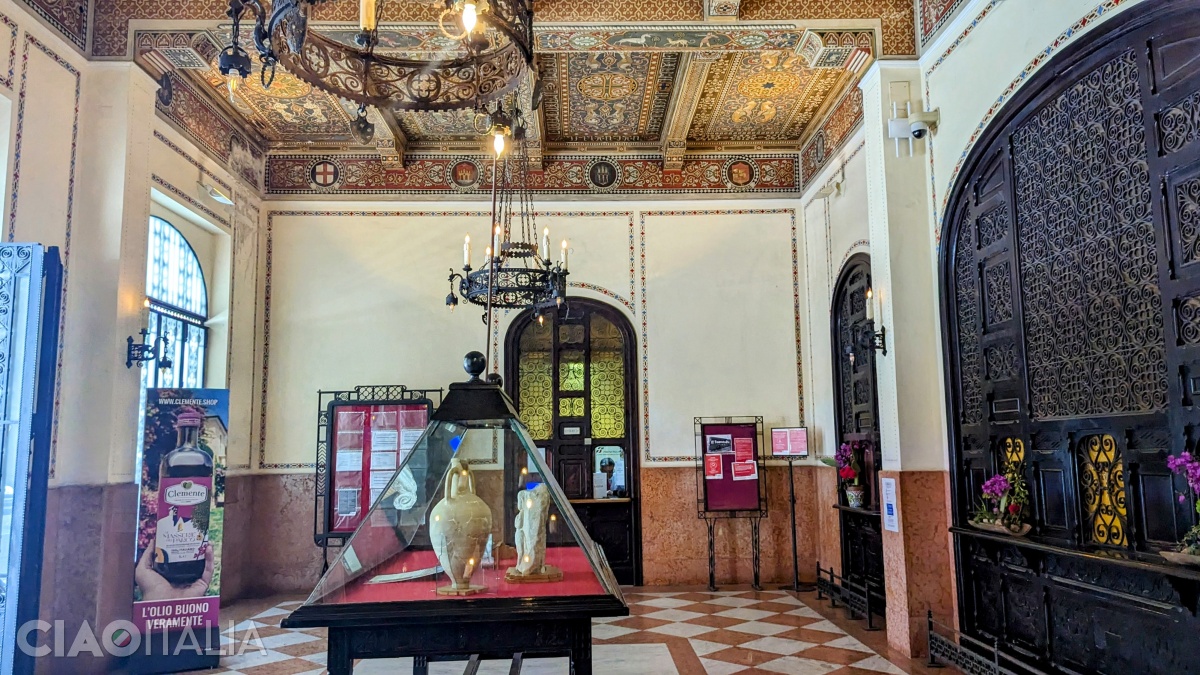 The interior of the station is decorated with paintings and ornaments made of wood and wrought iron.