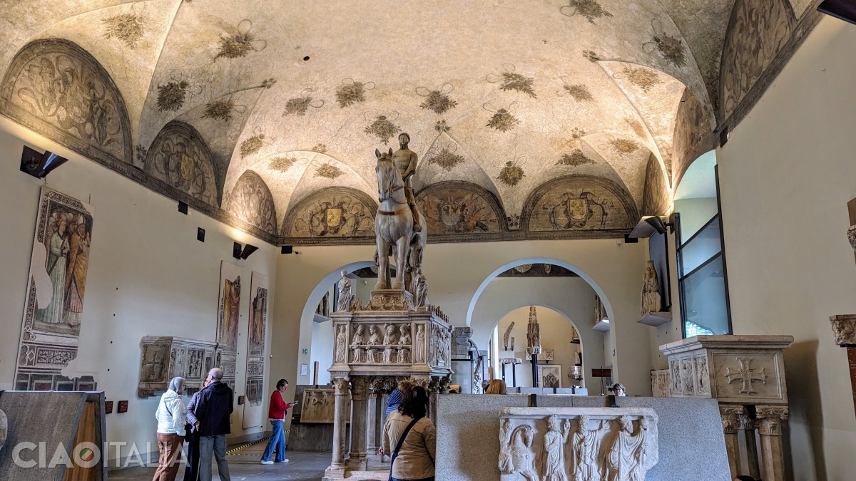 The funerary monument of Bernabò Visconti is located in the center of Hall II