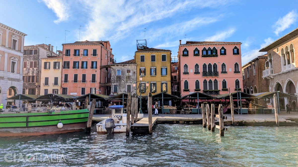 Today, the vegetable and fruit market is held between the Loggia della Pescarìa and the Fabriche Nove.