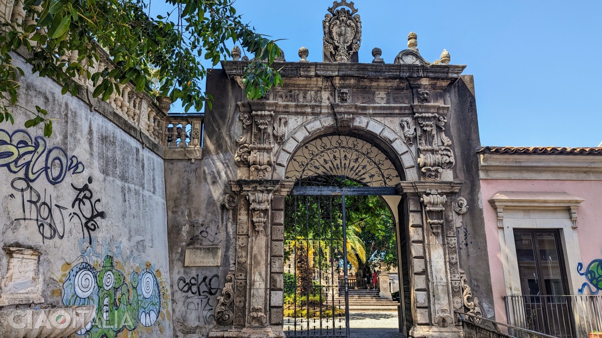 The entrance portal of Villa Cerami. Above it is the family coat of arms, depicting a comet.