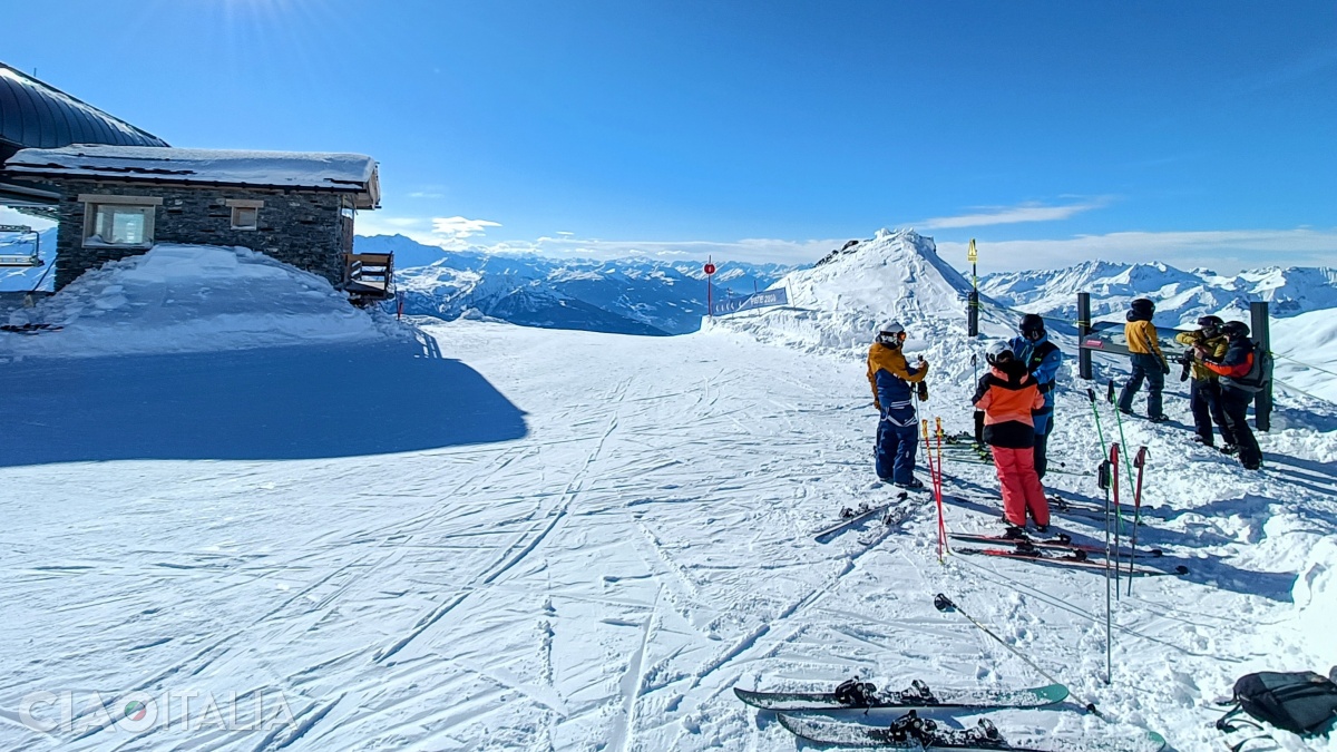 The highest point from which you can ski (2800 m) is located on the French side.