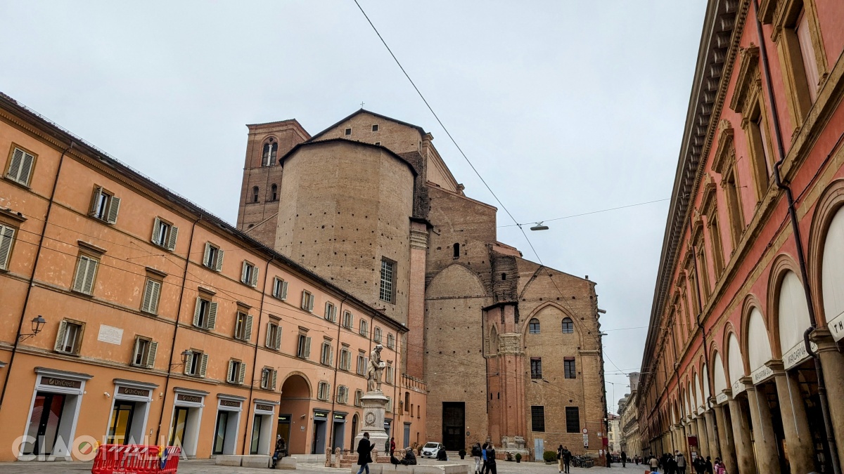 Galvani Square, with the statue of Luigi Galvani in the middle. In the background is the back side of the Basilica of San Petronio.