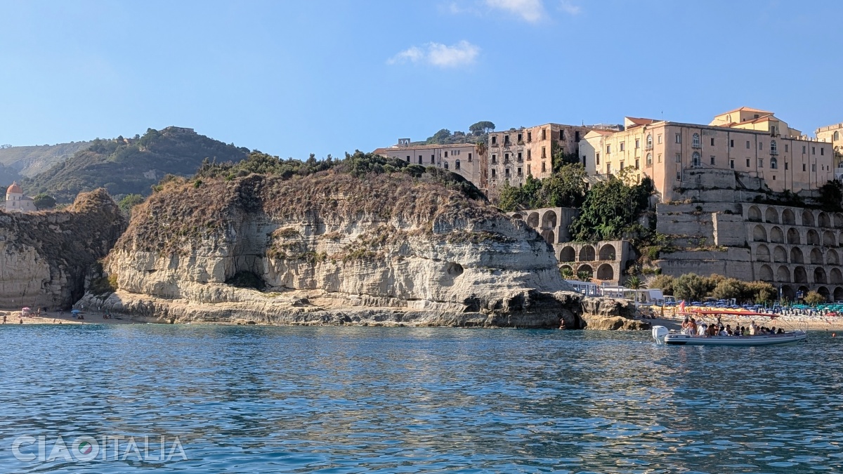 Seen from the sea, the San Leonardo rock actually resembles the shape of a dolphin.