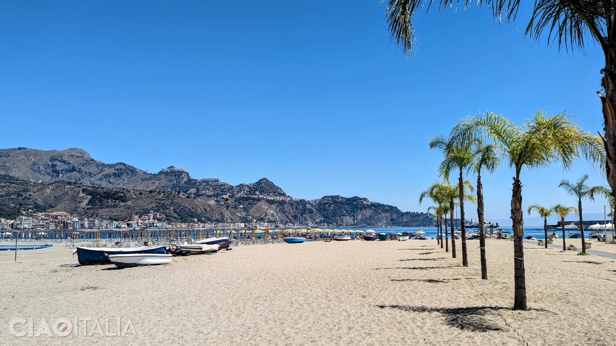Schis&ograve; Beach is the most popular beach in Giardini Naxos.