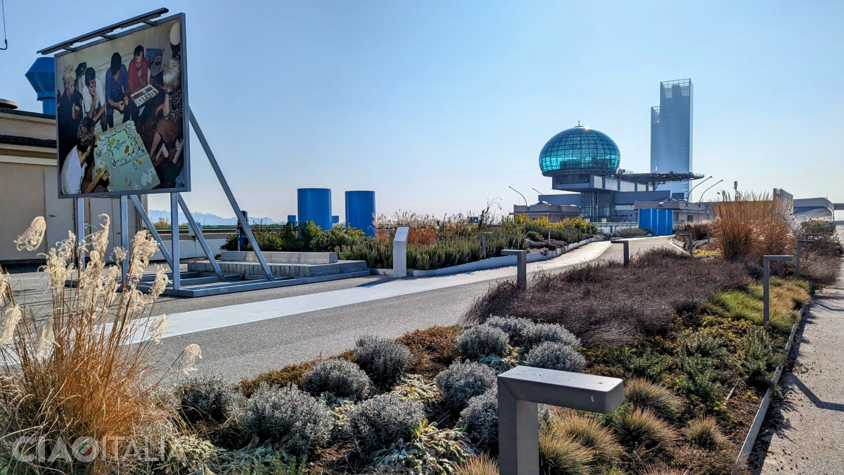 ”Bolla” designed by Renzo Piano for conferences. In the distance, you can see the Intesa San Paolo tower, built in 2015.