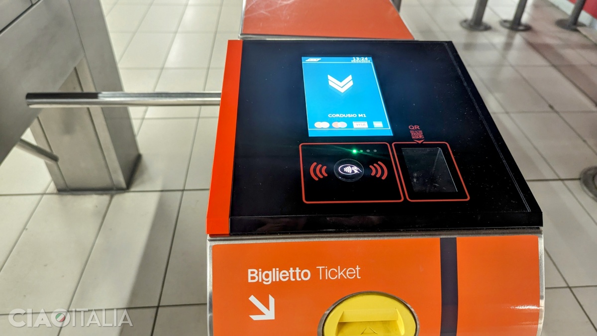 Tickets can be paid directly with a card at the metro entrance.