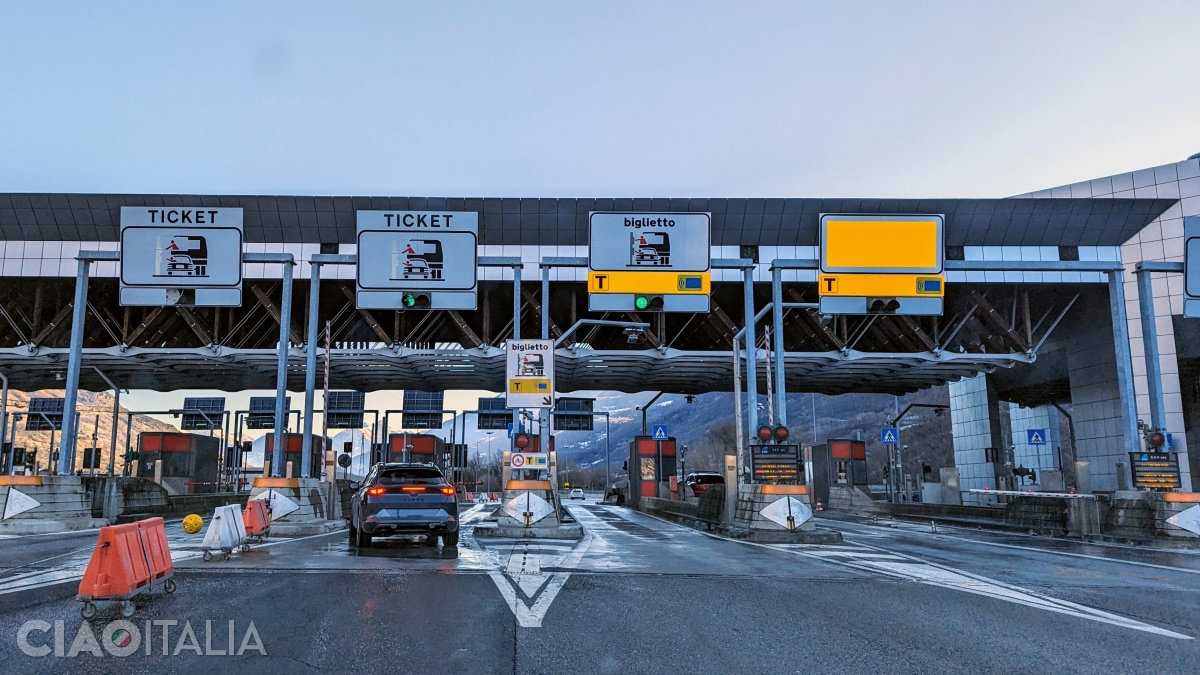 When entering the motorway, you will need to take a ticket, which you will later pay at the toll stations.