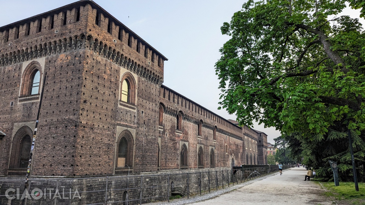 The side of the castle facing Sempione Park, with the Falconiera Tower
