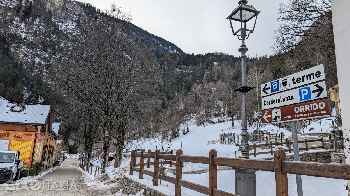 The road to the thermal baths continues with the route to the panoramic footbridge.