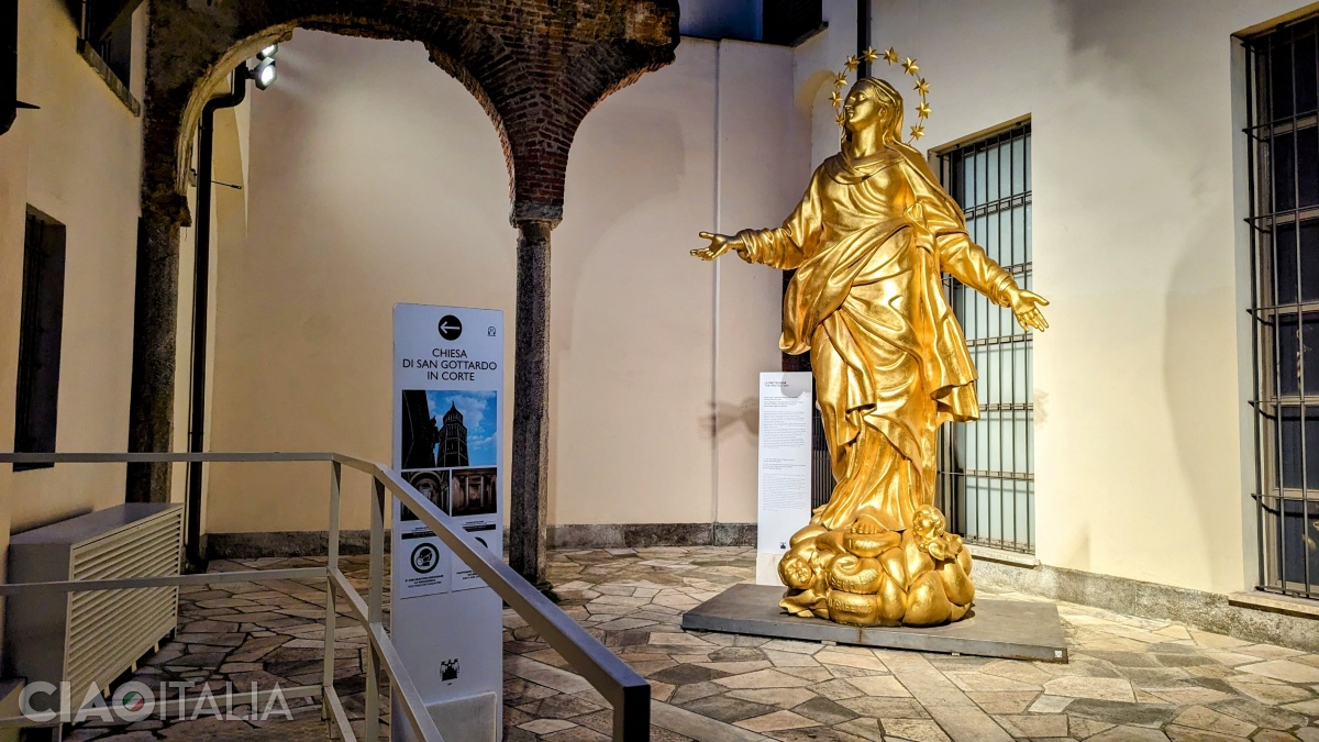 In the inner courtyard between the museum and the church, there is a copy of the Madonnina