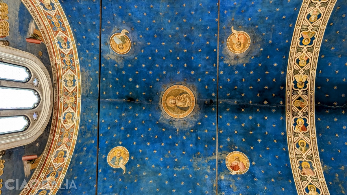 On the wall with "The Last Judgment", the Virgin Mary with the Child is depicted in a medallion.