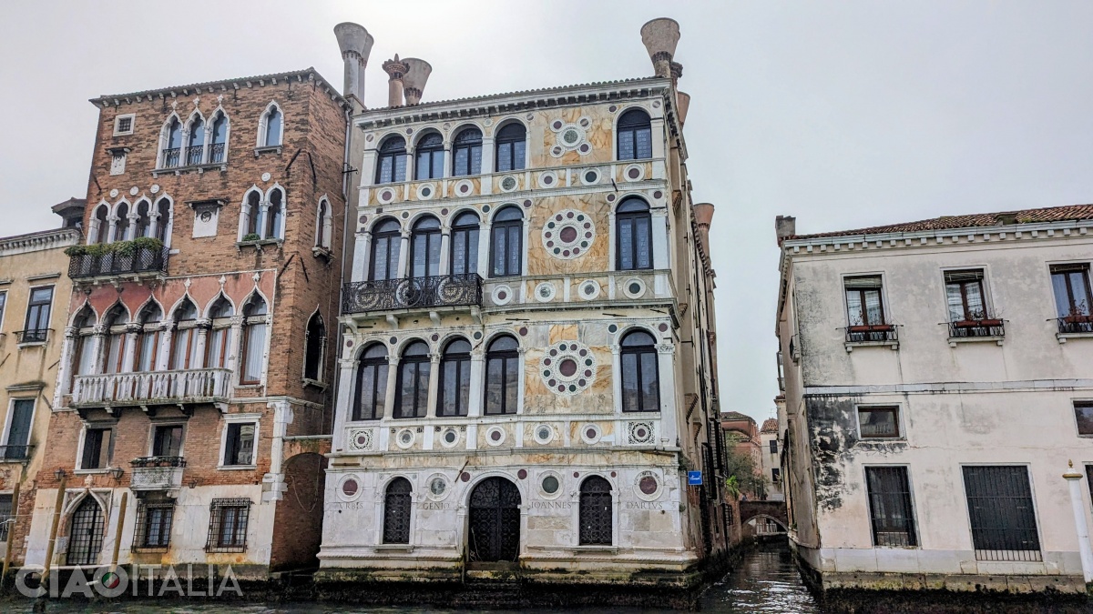 Palazzo Barbaro Wolkoff (left) and Ca' Dario (to the right), the palace said to be cursed.