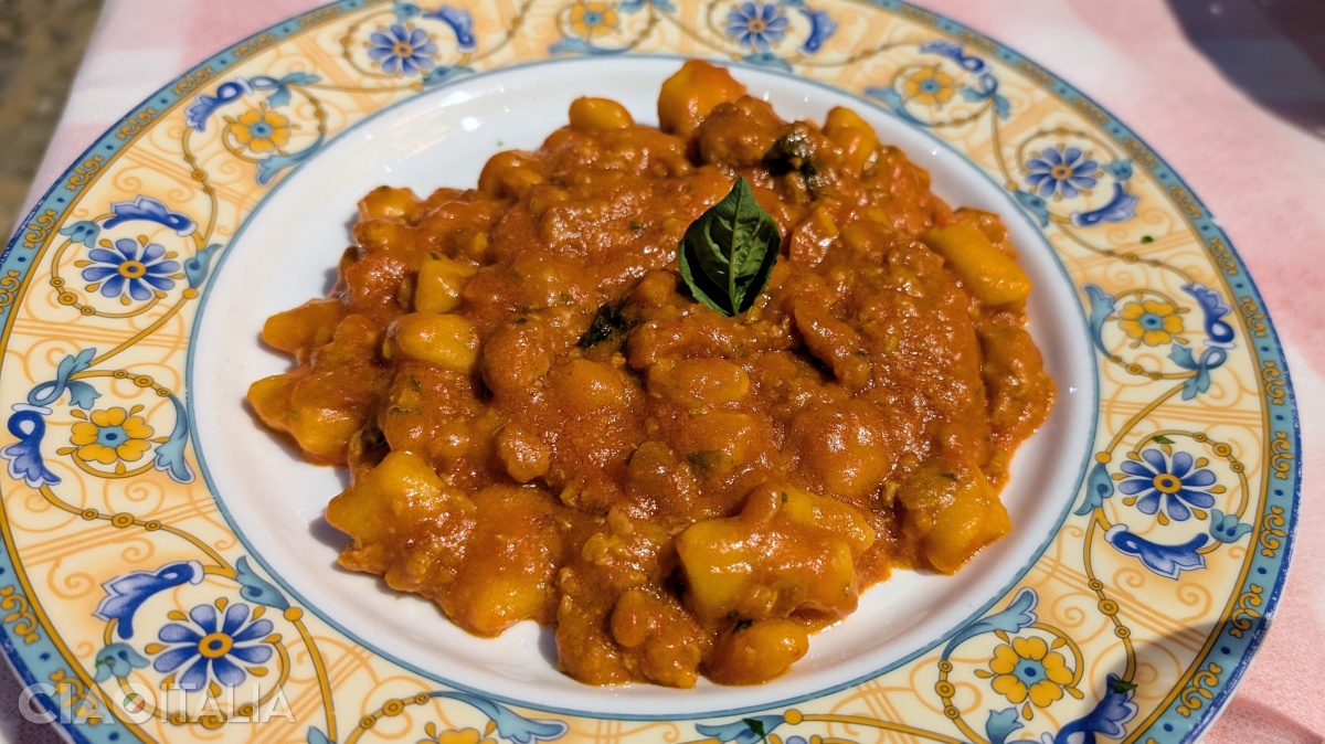 Raschiatelli 'a Scaleota (with tomato sauce and Calabrian sausage)