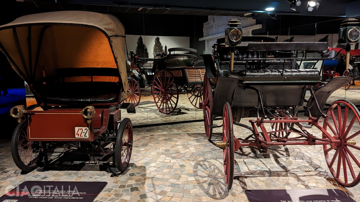 On the left - automobile built by Bernardi (1896), and on the right - Karl Benz’s first car (1893).