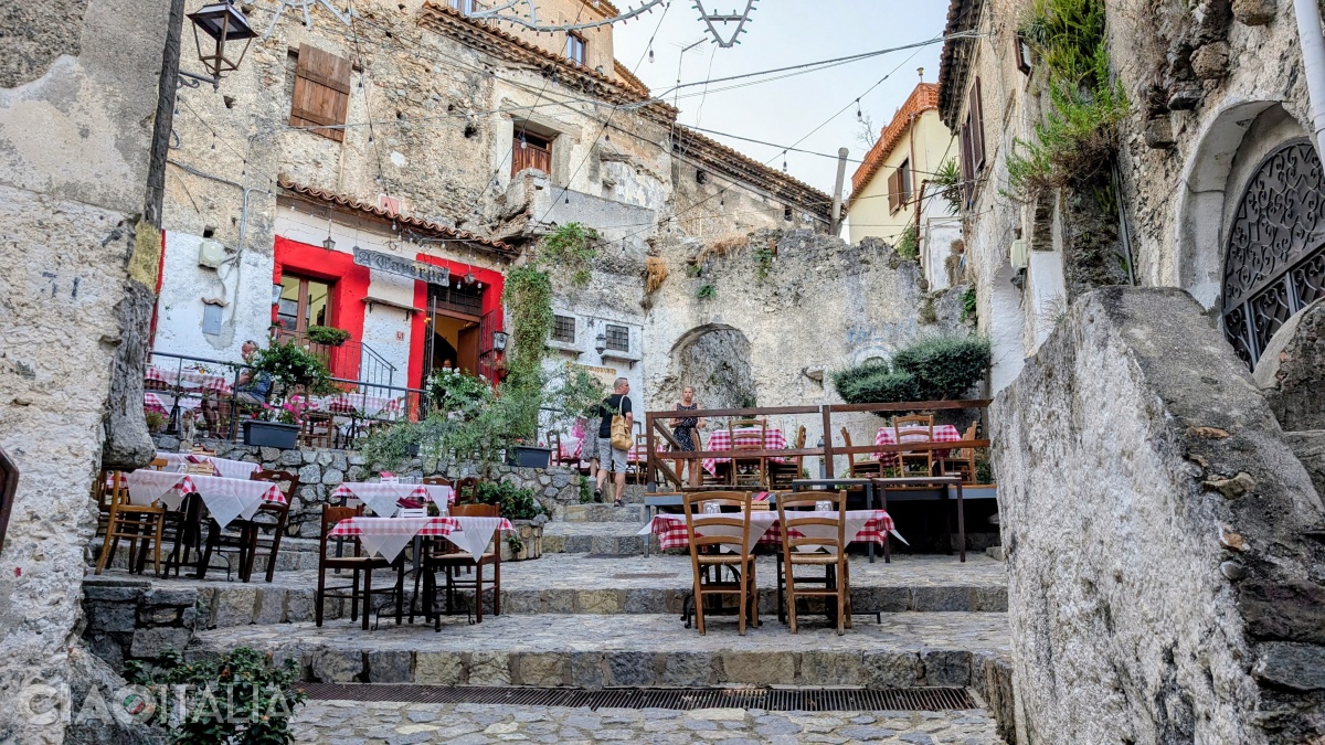 The picturesque restaurant 'A Taverna in Scalea.