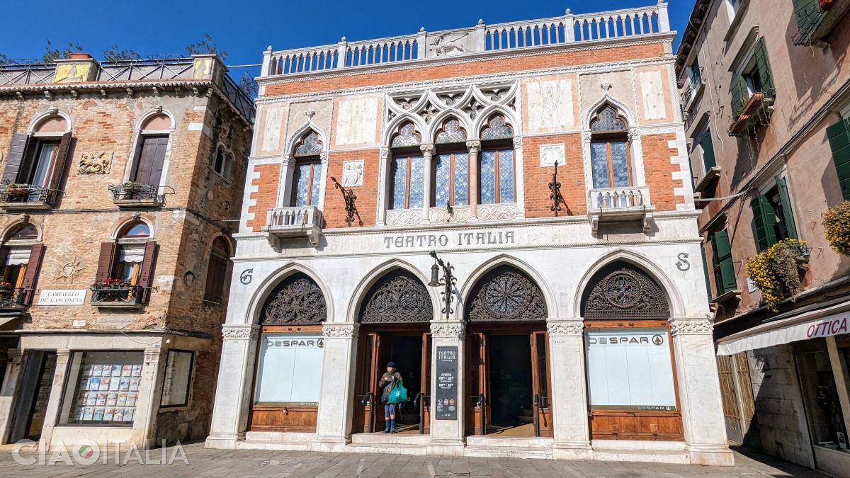 In the palace that once housed Teatro Italia, there is now a Despar supermarket.