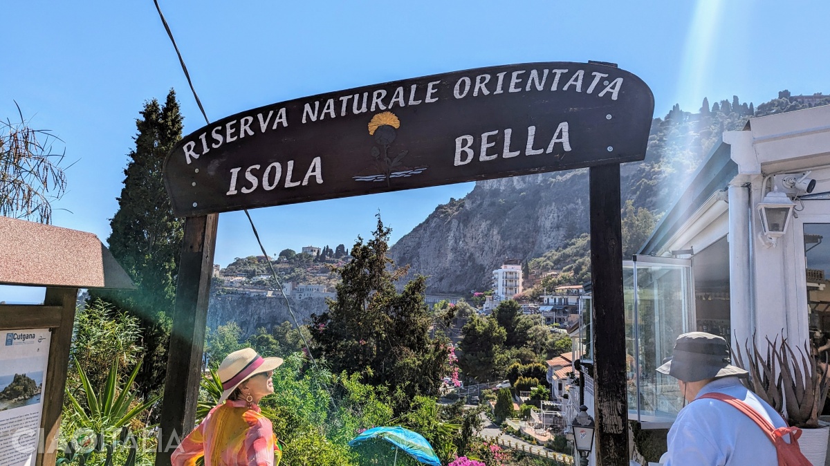 From this spot on the road, located 200 meters from the cable car station, you will still have to descend 134 steps to reach the beach at Isola Bella.