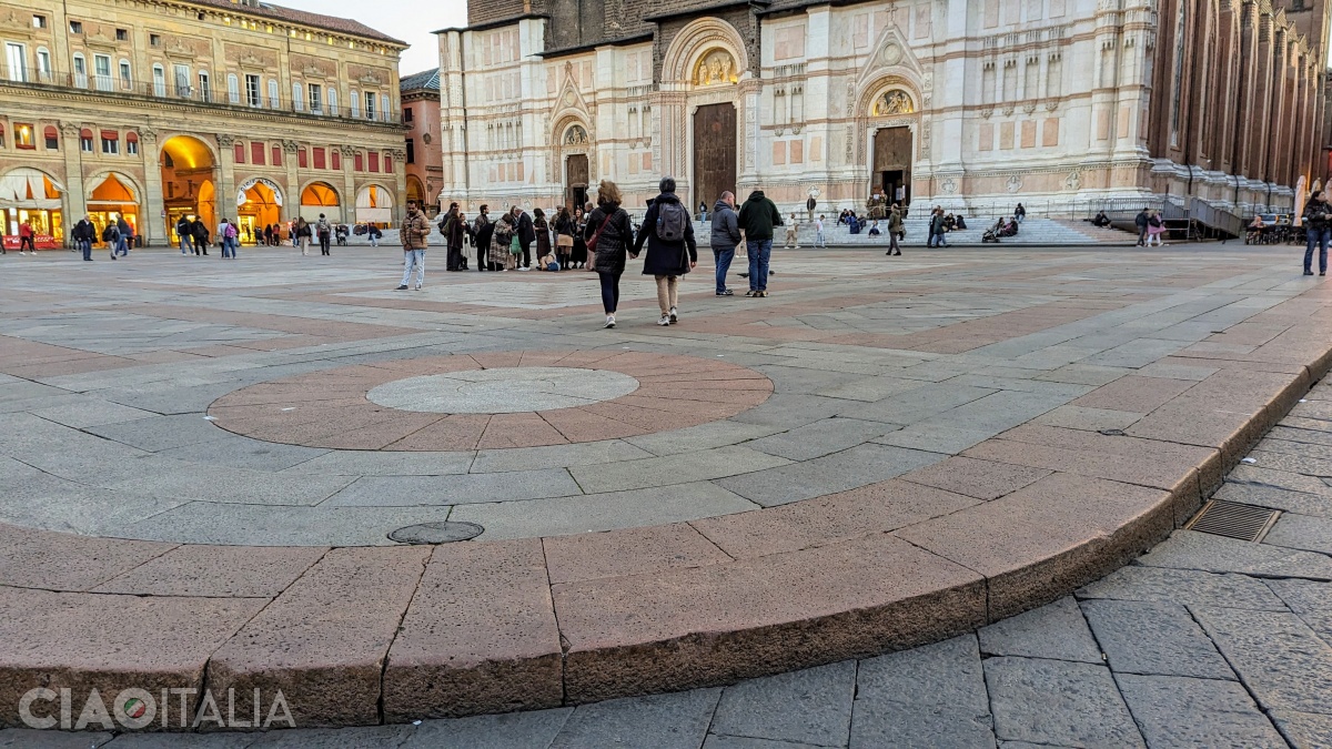 Il Crescentone is a granite pedestrian platform.