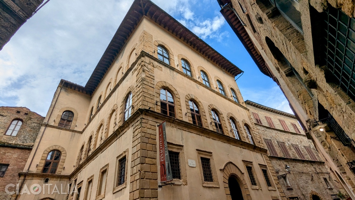 The Art Gallery and the Alabaster Museum are housed in the Palazzo Minucci-Solaini and the adjacent tower.