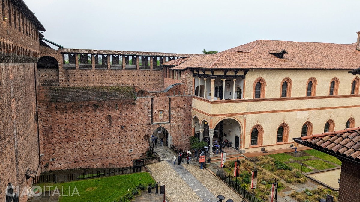 On the right of Porta del Barcho, a staircase where the dukes could ride up leads to the first floor, to Galeazzo Maria's Loggia.