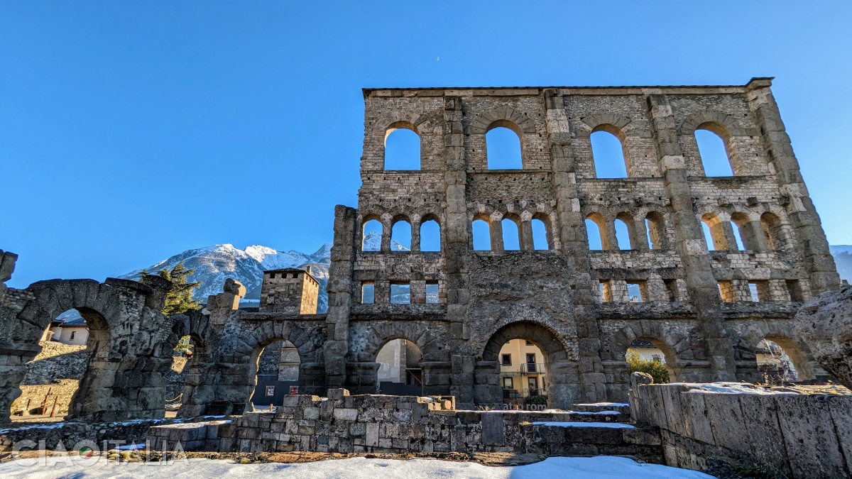The southern fa&ccedil;ade of the Roman Theatre has been preserved.