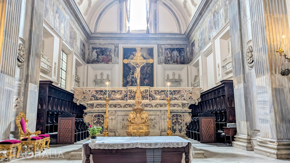 The main altar of the church of Sant'Anna dei Lombardi