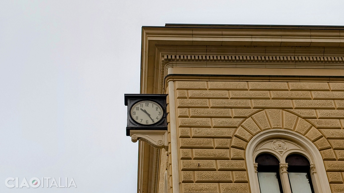 The clock in Piazza delle Medaglie d'Oro shows only 10:25.