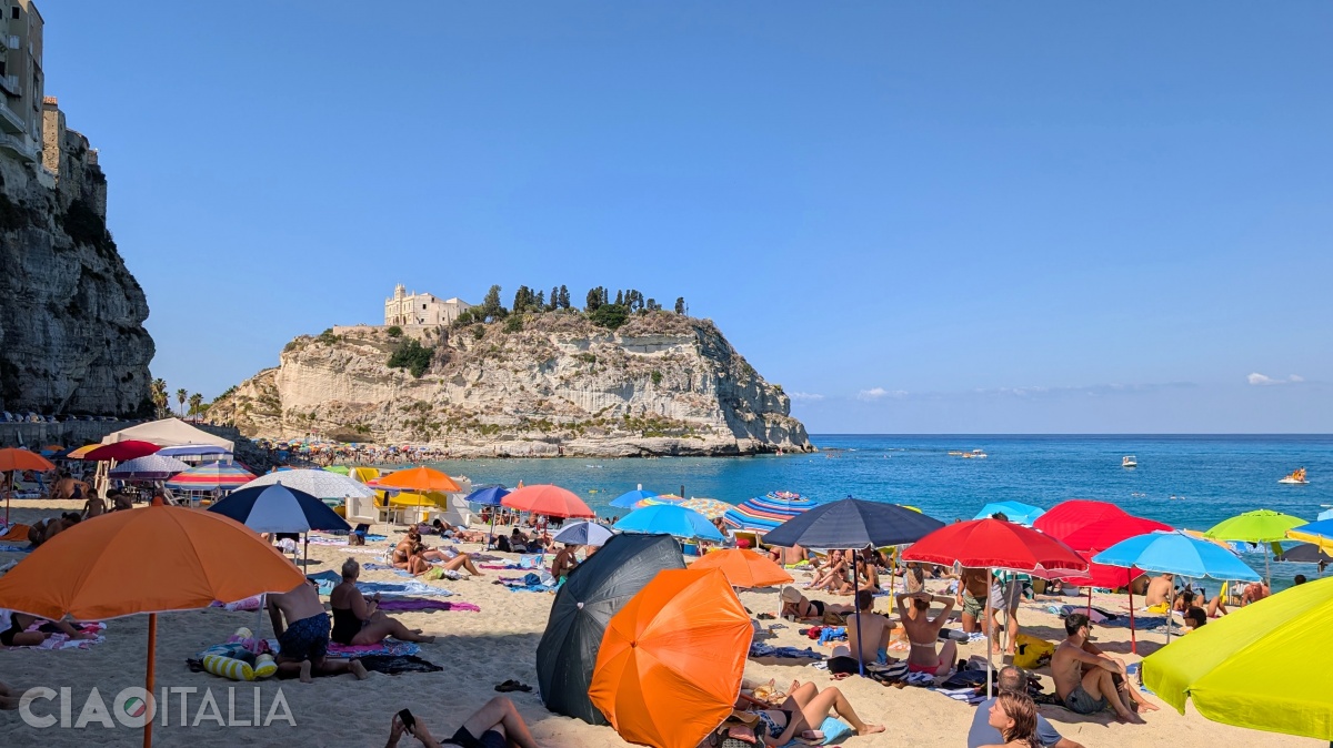 If you prefer to lay out your own towel, La Rotonda Beach includes a free, open-access area.