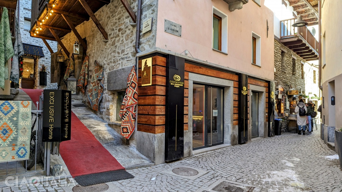 At the intersection of Via Marconi and Via Roma