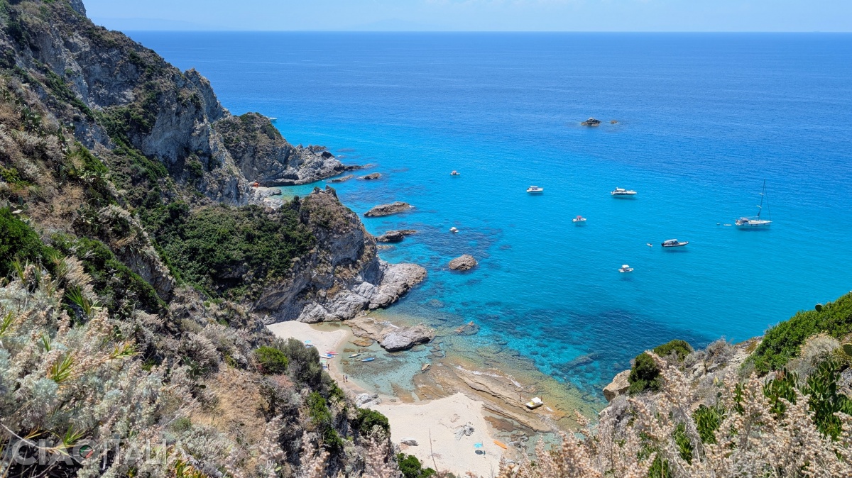 At some beaches in the Capo Vaticano area (such as Praia i Focu), it is recommended to go by boat. The walking path is quite exposed and can be dangerous.