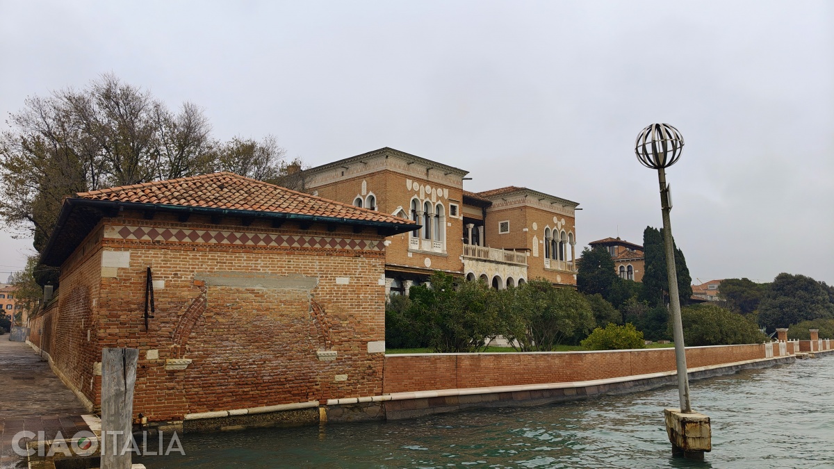 Villa H&eacute;riot, seen from the lagoon