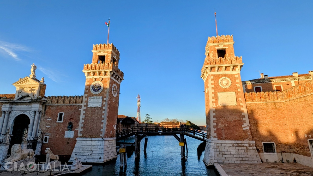 The two twin towers guard Porta da Mar
