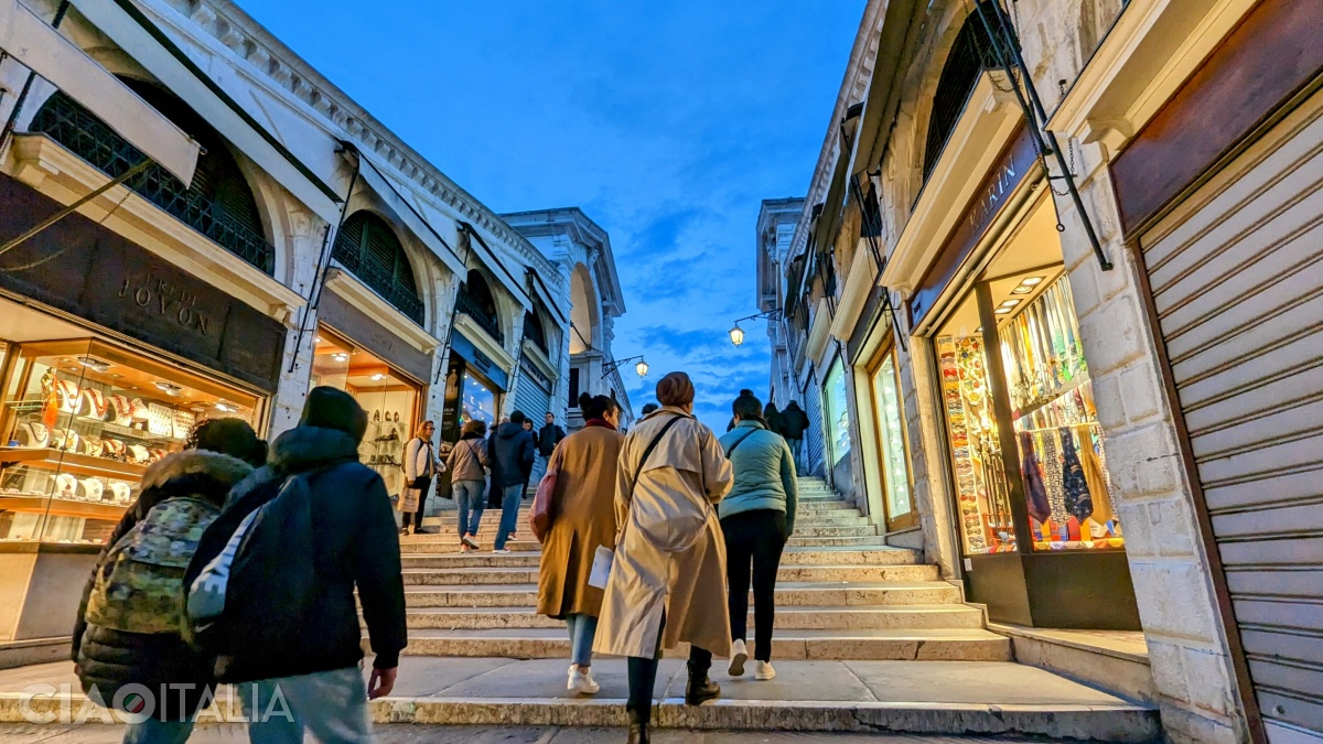 Under the arcades on both sides of the Rialto Bridge there are 24 shops.