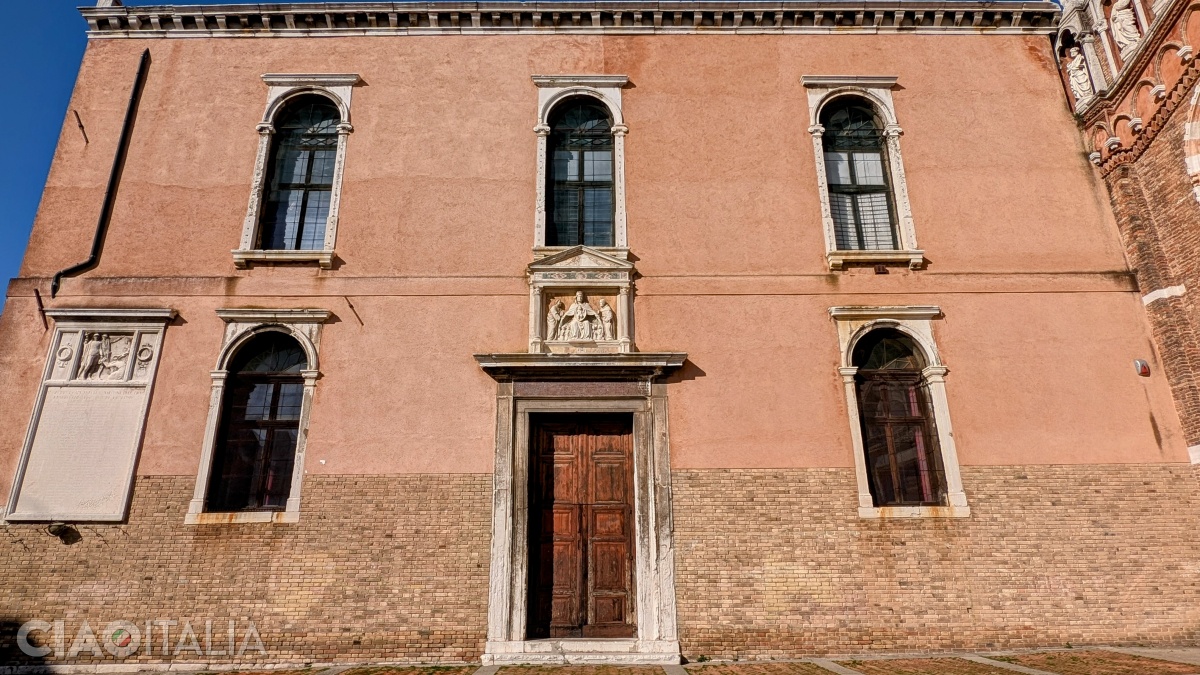 To the left of the church is the Scuola San Cristoforo dei Mercanti.