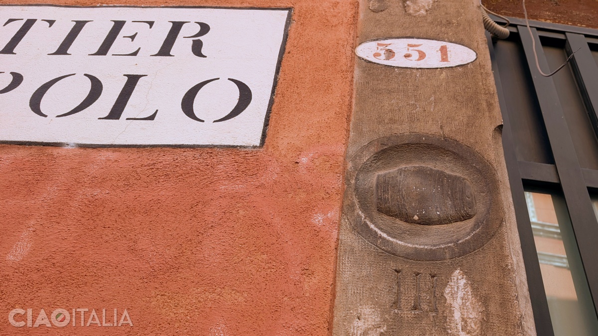 At number 551, a barrel is carved, symbolizing the coopers' guild.