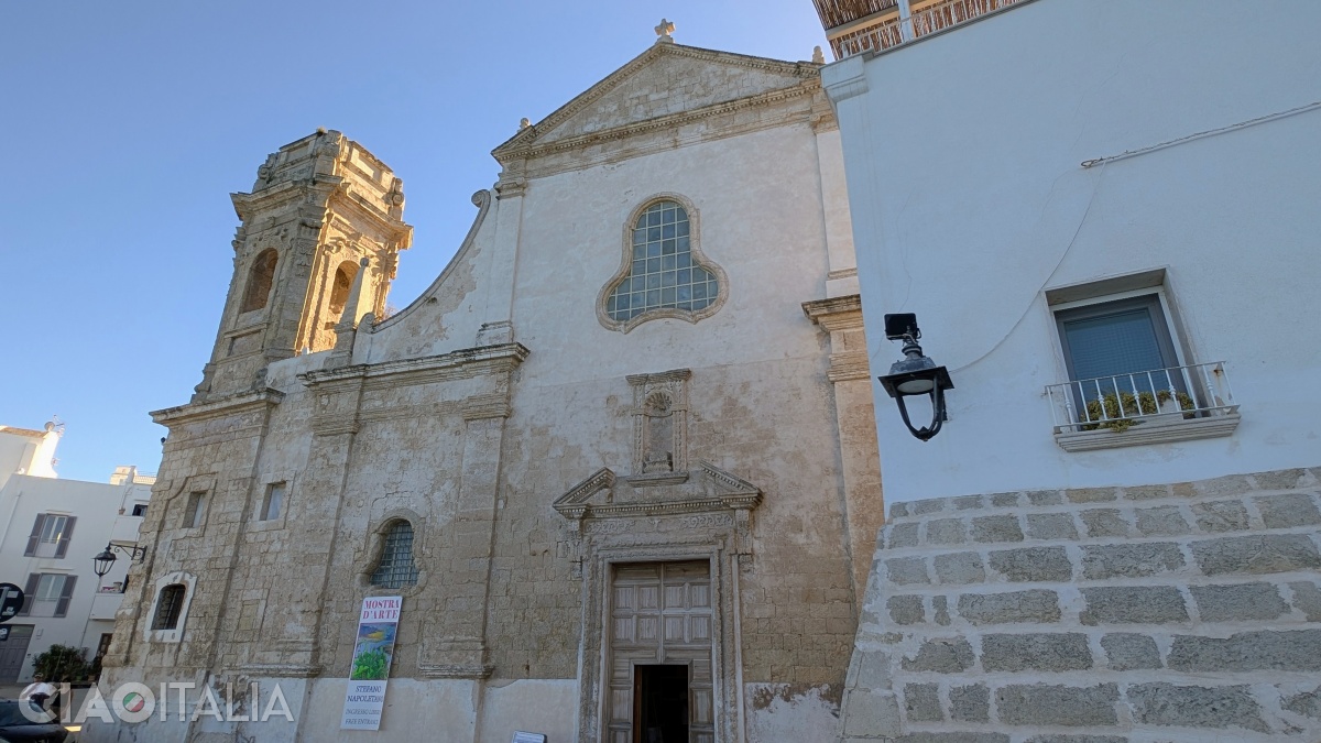 The church has a Baroque fa&ccedil;ade, and now hosts exhibitions.