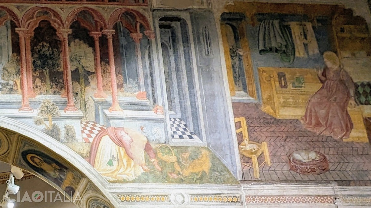 Above the arch is the fresco of the "Annunciation".