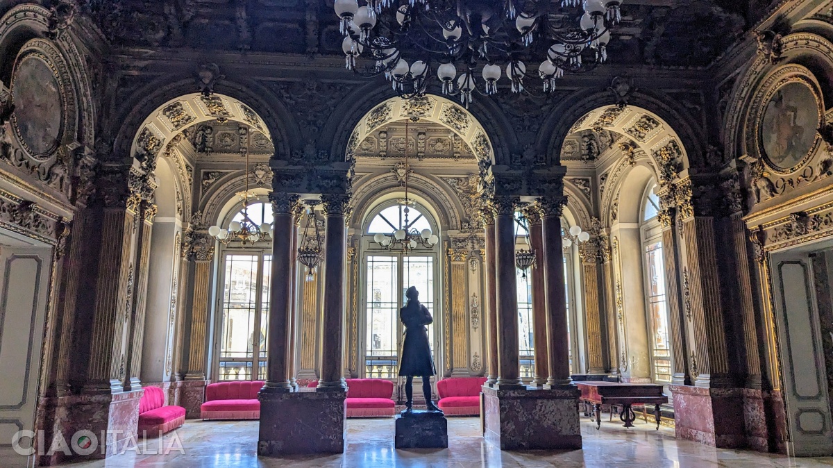 The theatre's foyer, dominated by the statue of Vincenzo Bellini, is located on the upper floor.