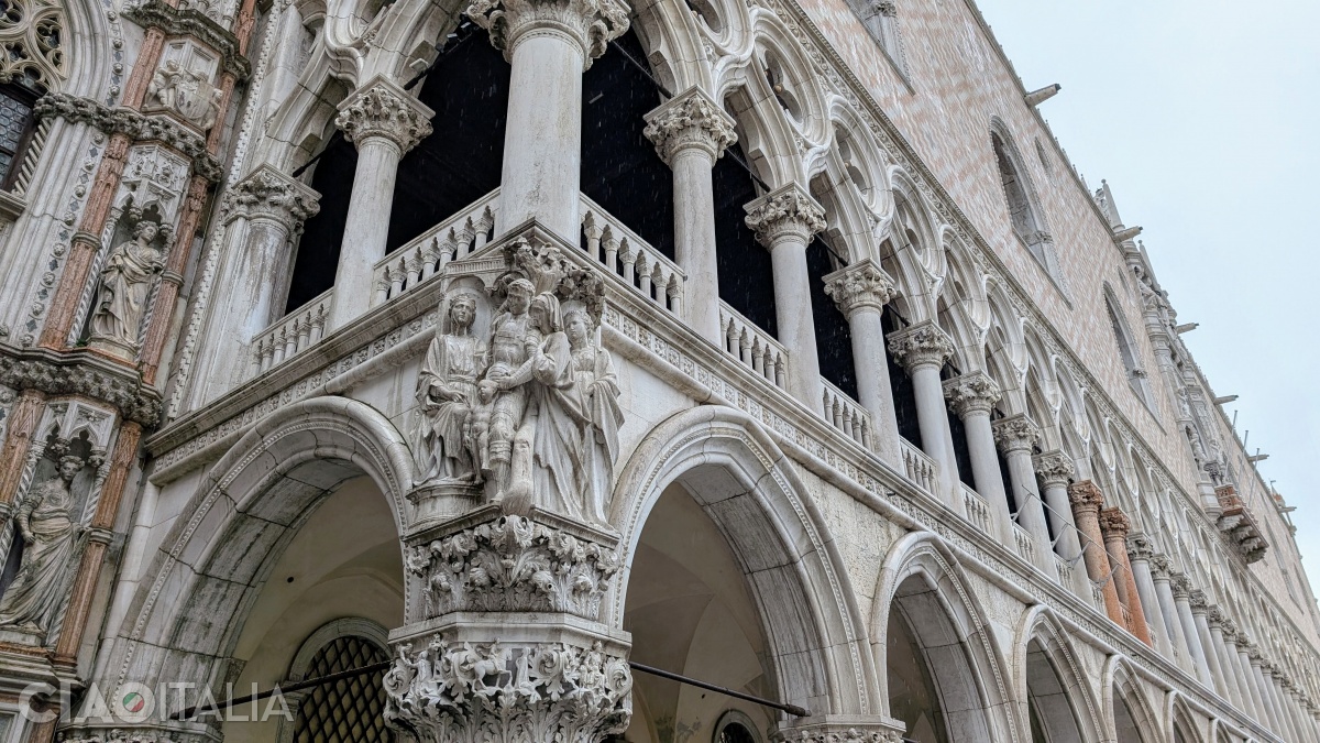 Above the capital of the column at the corner of the Doge's Palace is depicted the "Judgment of Solomon".