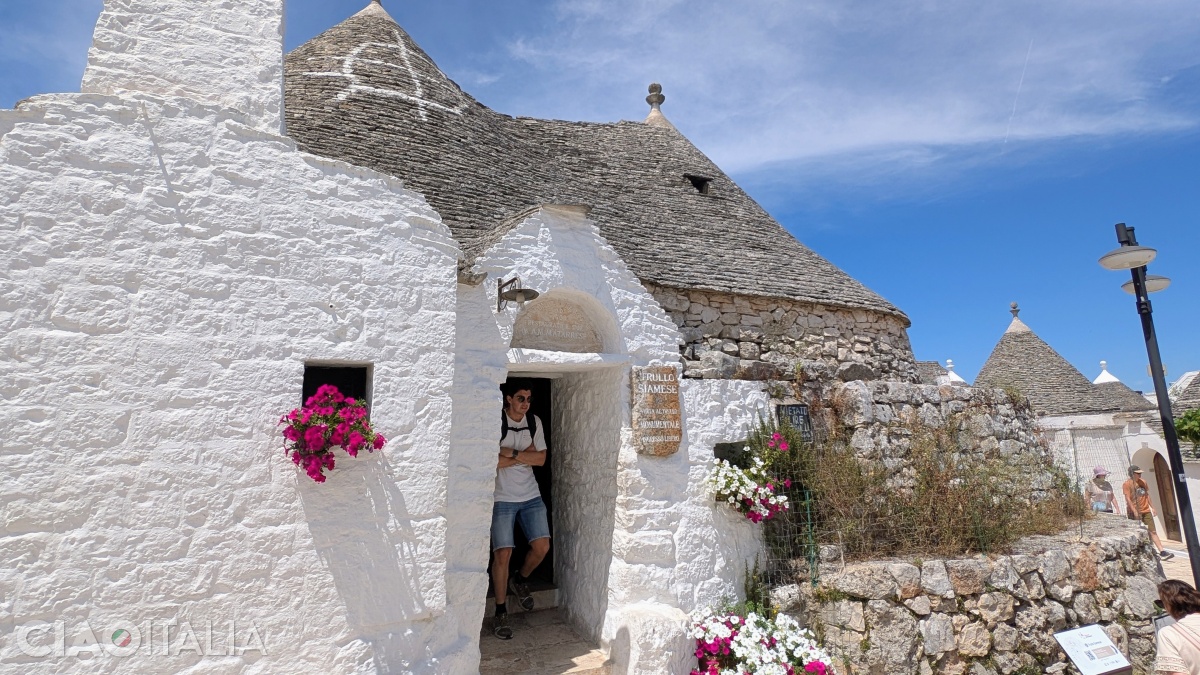 Trullo Siamese has two domes and two entrances.