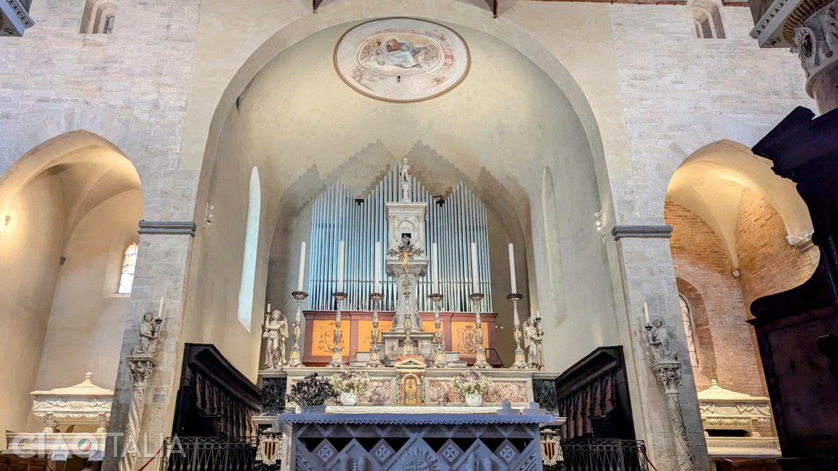 The ciborium on the altar is the work of Mino da Fiesole, from the 15th century.
