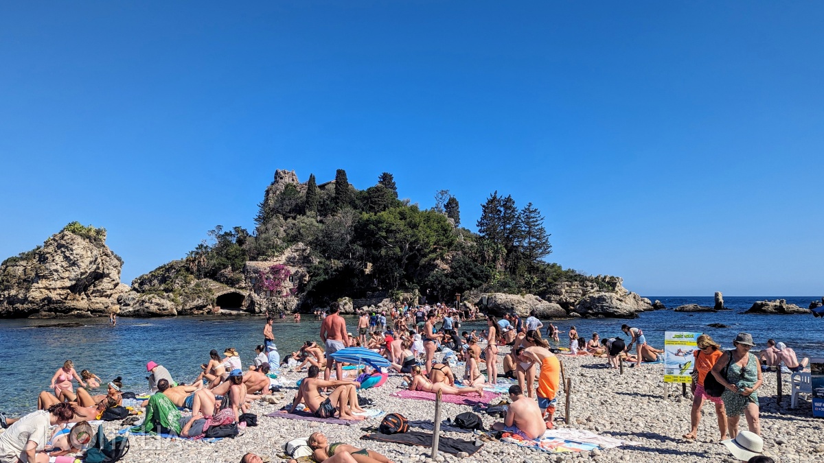 The free-access beach is very crowded.